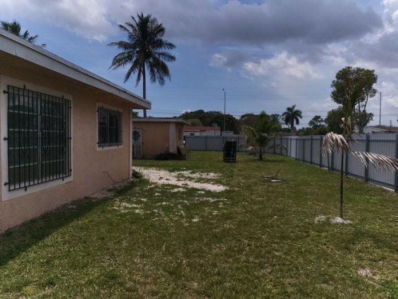 Edificio en Venta en  Miami Gardens-Utopia-Carver, Florida