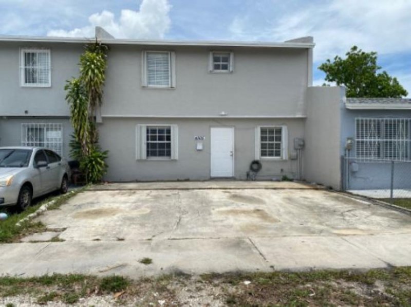 Casa en Venta en  Miami Gardens-Utopia-Carver, Florida